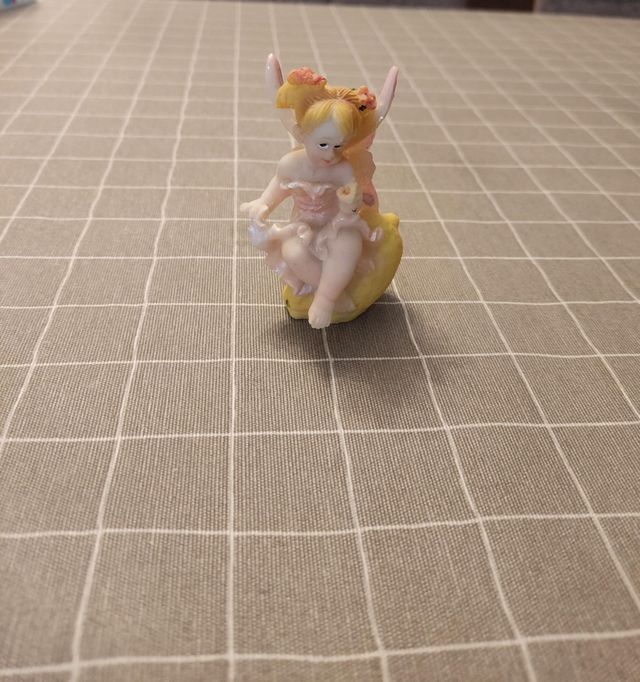 Figura hada sentada en limón