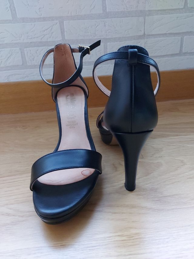 Sandalia de tacón alto