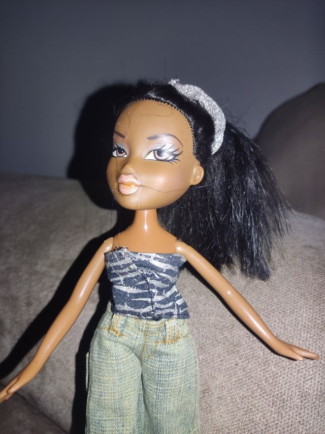 Muñeca Bratz negra.