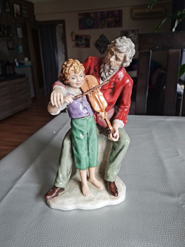 figura porcelana SALVADOR MALLOL con n° de serie