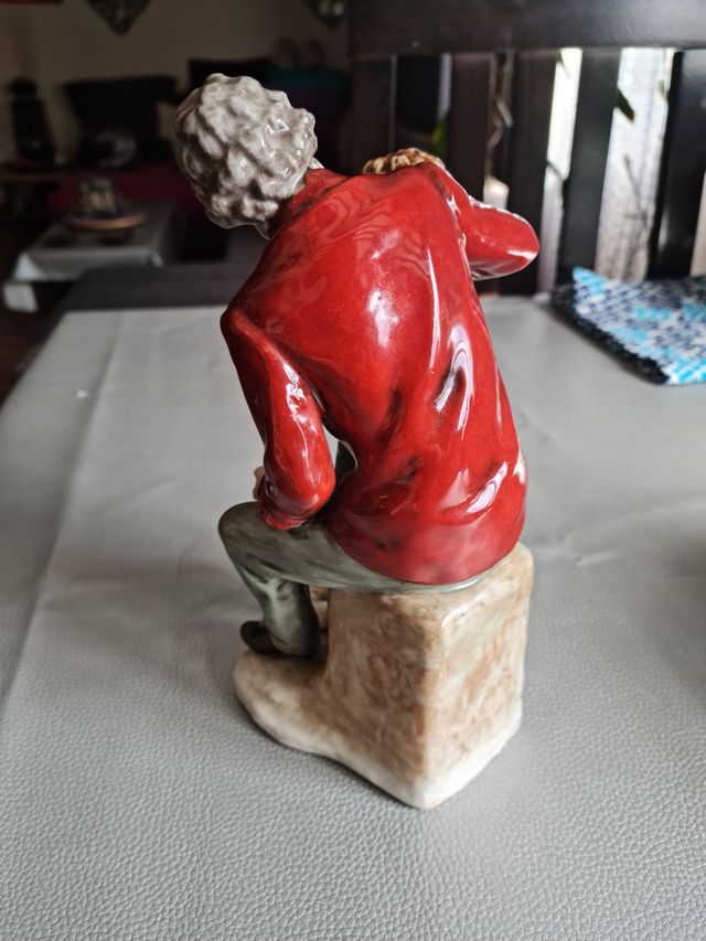 figura porcelana SALVADOR MALLOL con n° de serie