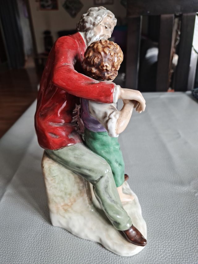 figura porcelana SALVADOR MALLOL con n° de serie