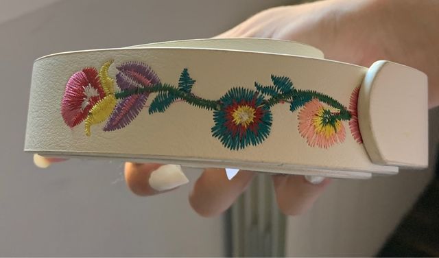 Cinturón blanco con flores