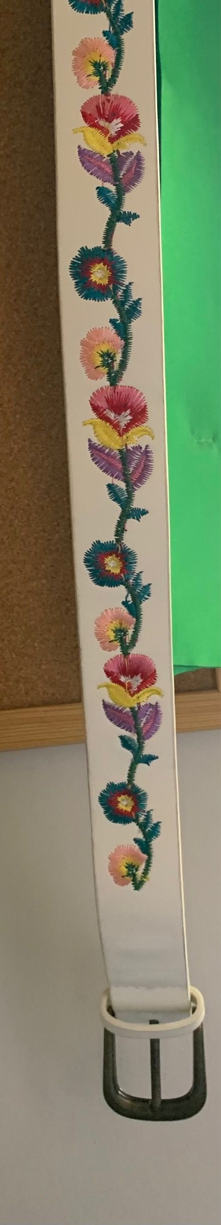 Cinturón blanco con flores