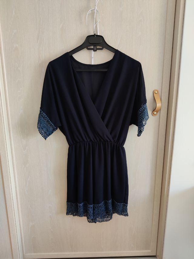 Mono suelto, con escote y encaje