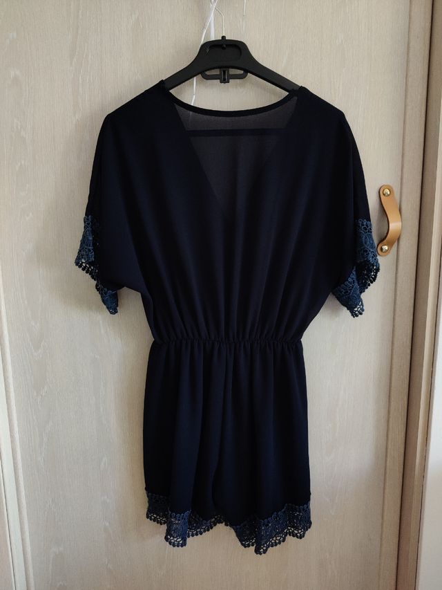 Mono suelto, con escote y encaje