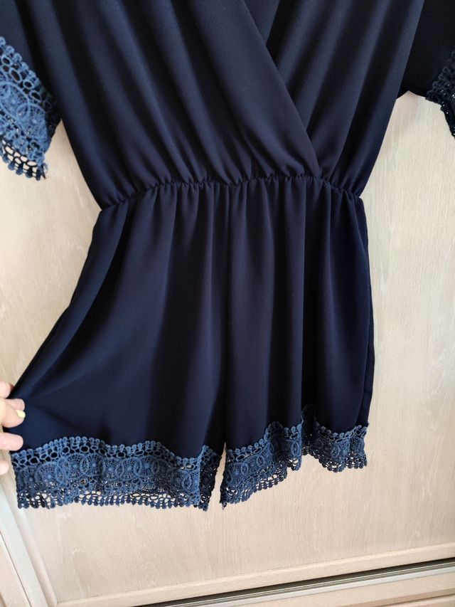 Mono suelto, con escote y encaje