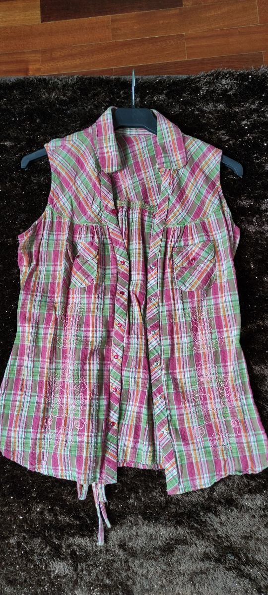 Blusa, camisa de cuadros. Camisa chica. Camiseta.