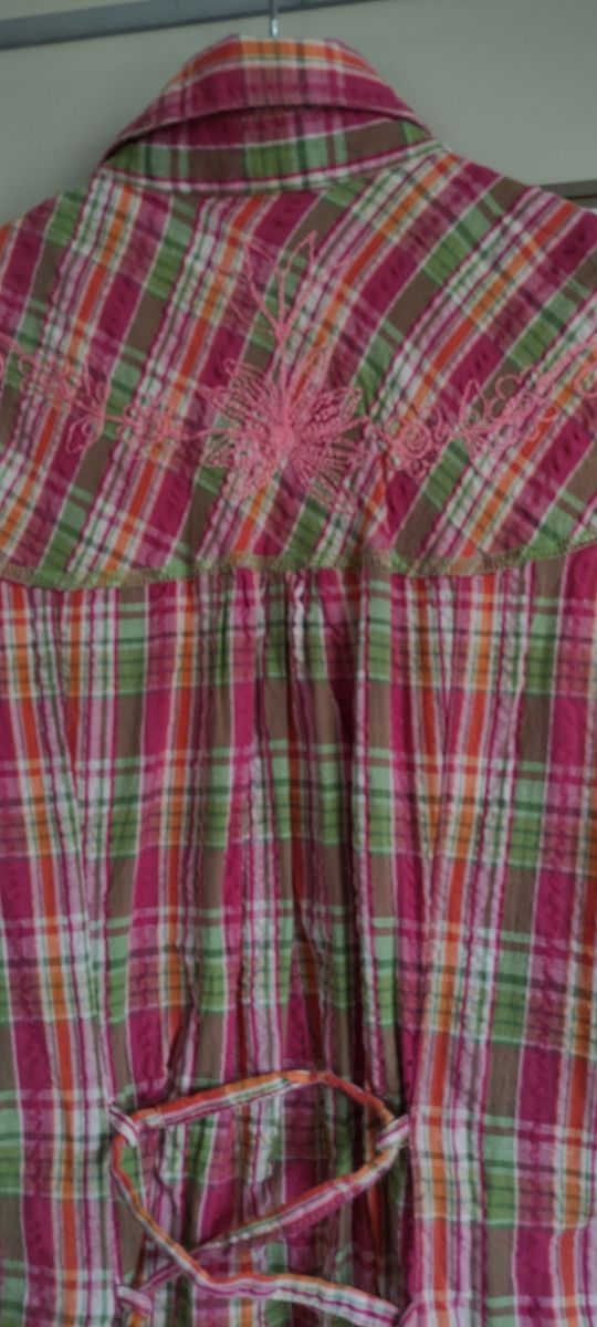 Blusa, camisa de cuadros. Camisa chica. Camiseta.