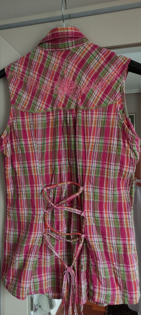 Blusa, camisa de cuadros. Camisa chica. Camiseta.