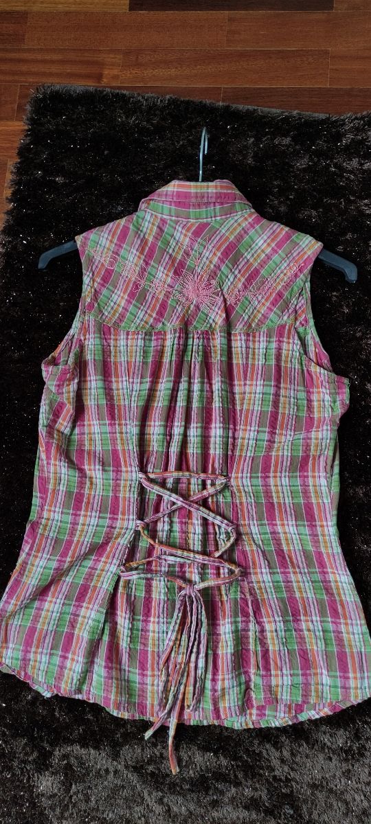 Blusa, camisa de cuadros. Camisa chica. Camiseta.