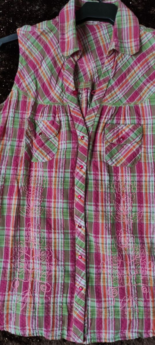 Blusa, camisa de cuadros. Camisa chica. Camiseta.