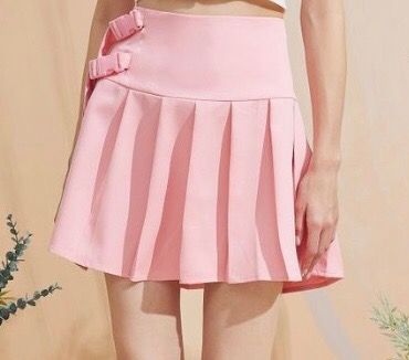 Falda rosa plisada de palas