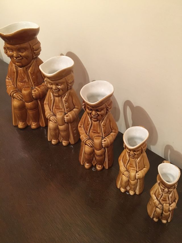 Antigua colección de jarras Ibero TanagraSantander