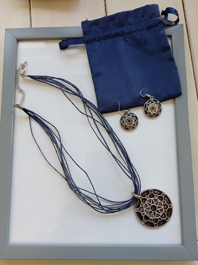 Conjunto de collar y pendientes de bisutería