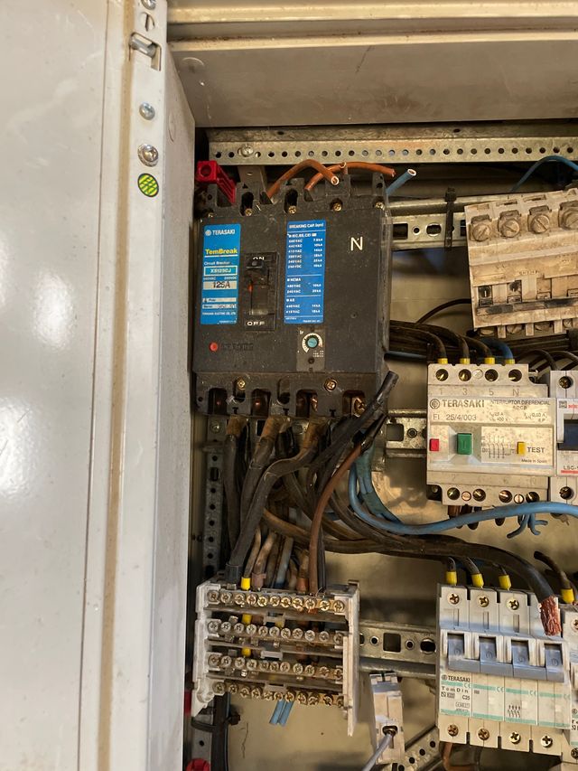 Cajón electrico trifásico diferenciales varios de segunda mano por 50