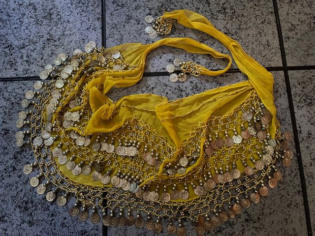 Pañuelo amarillo danza oriental monedas plateadas