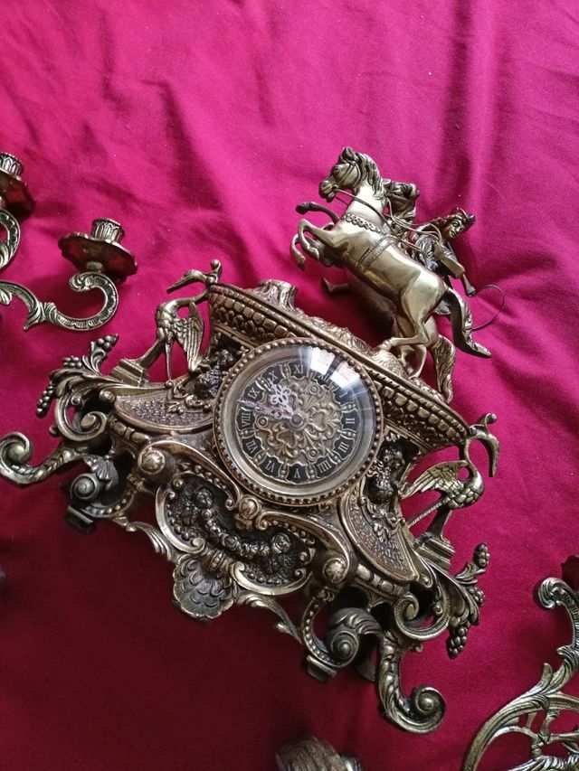 bellissimo set di orologi e candelabri