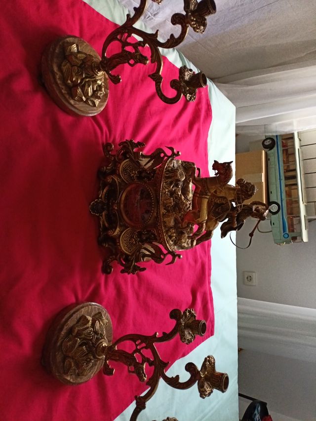 bellissimo set di orologi e candelabri