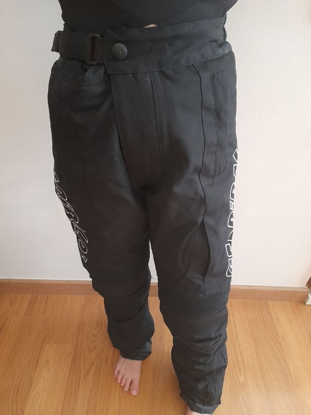 Pantalón de moto ,faja y guantes.
