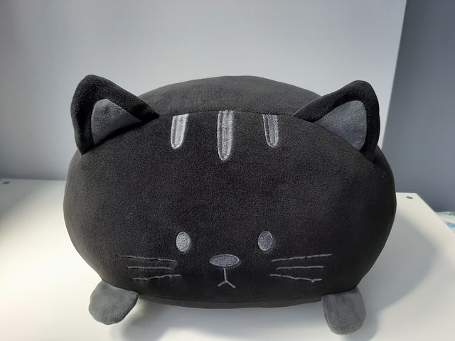 Cojín gato negro kawaii