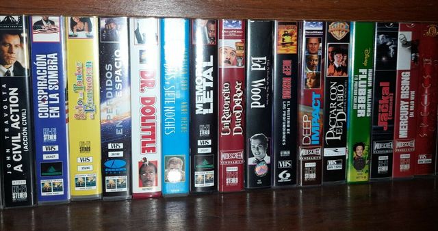 PELICULAS EN VHS CINTAS (UNAS 100 UNIDADES)