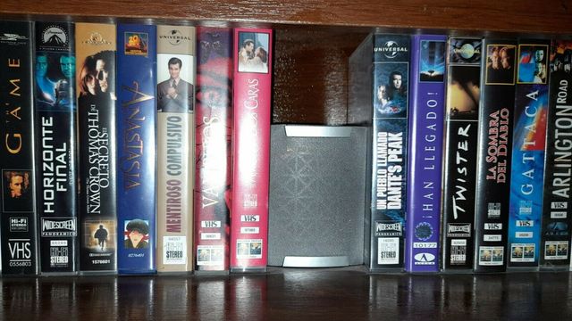 PELICULAS EN VHS CINTAS (UNAS 100 UNIDADES)