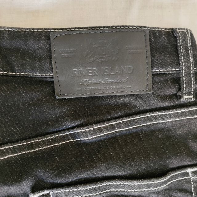 Jeans skinny cropped, negros. River Island