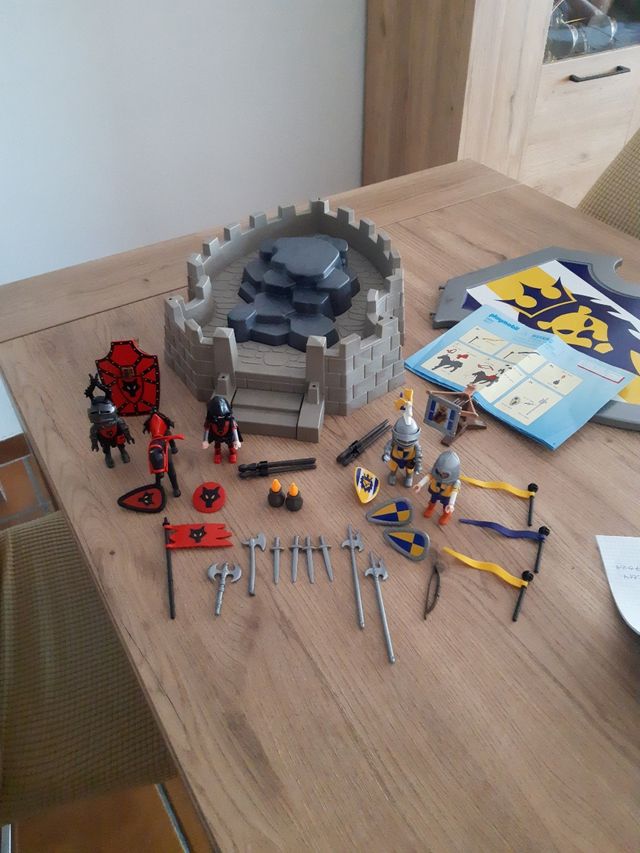 Fortaleza con escudo.