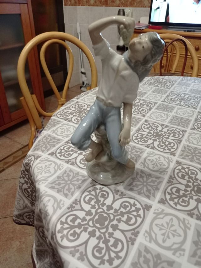 figura ceràmica, Niño comiedo uvas.