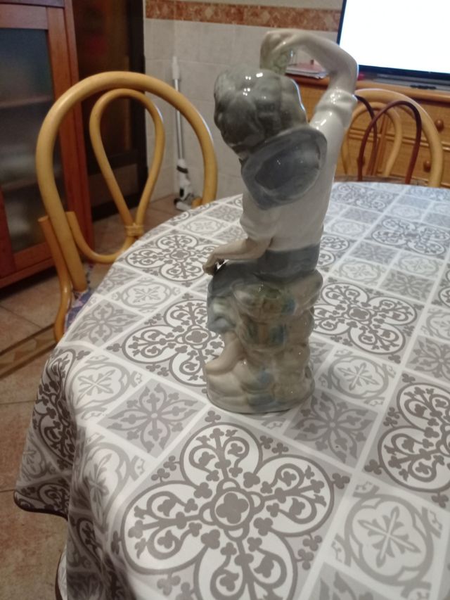 figura ceràmica, Niño comiedo uvas.