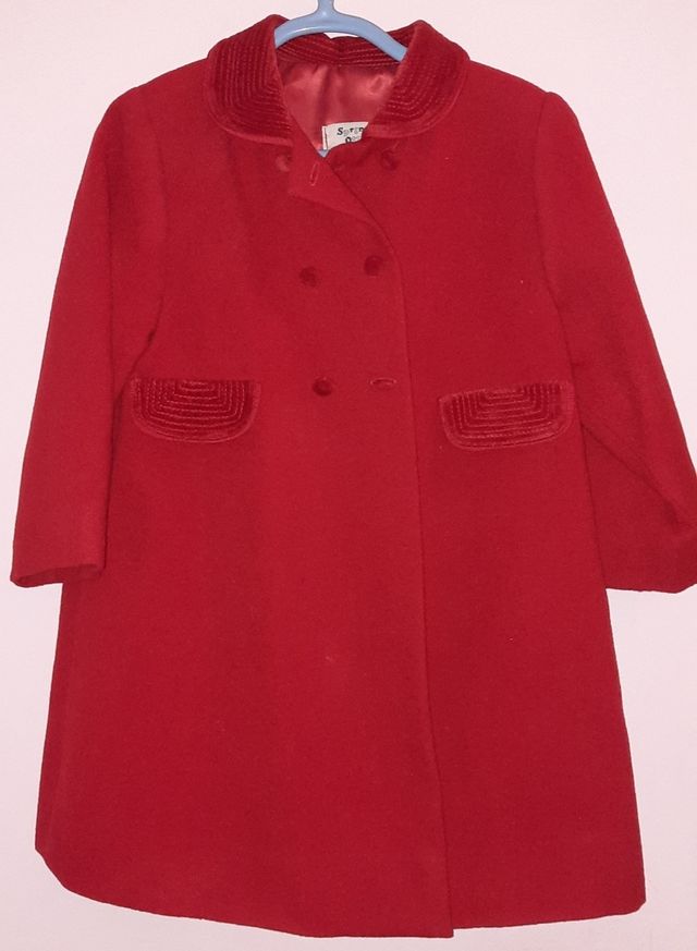 Abrigo de paño rojo