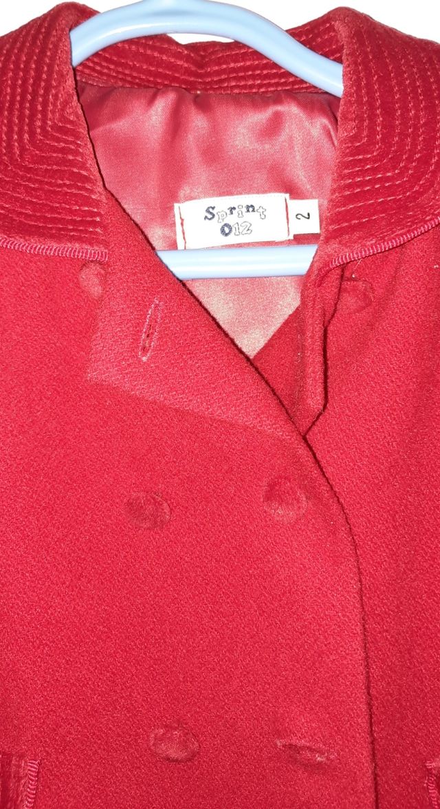 Abrigo de paño rojo