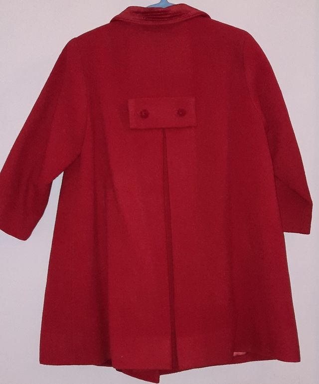 Abrigo de paño rojo