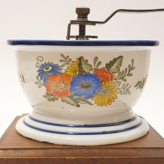 Macinino di caffè in legno con ciotola in ceramica