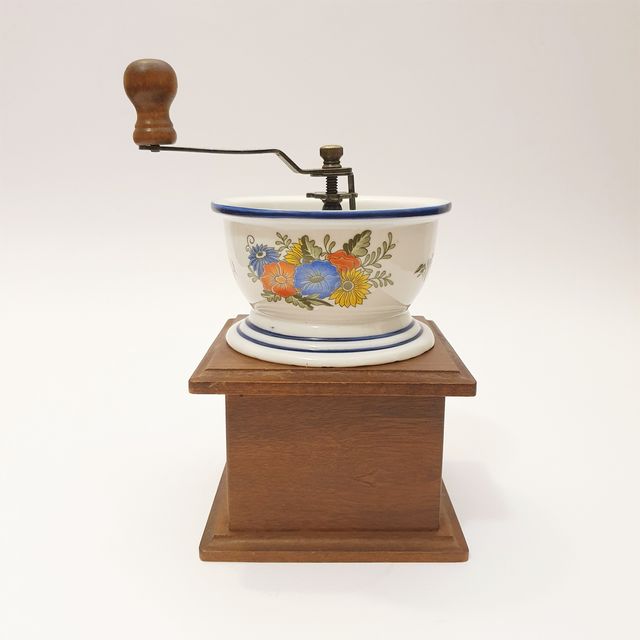 Macinino di caffè in legno con ciotola in ceramica