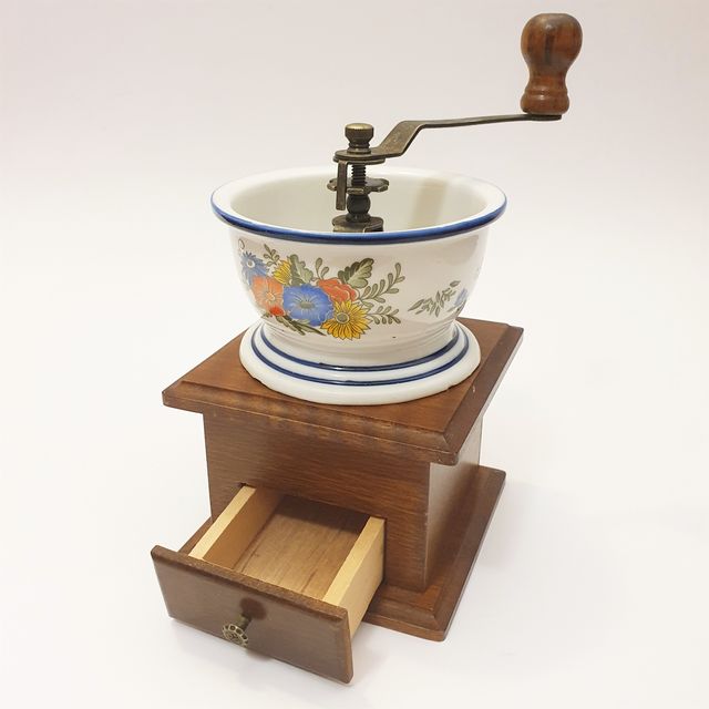 Macinino di caffè in legno con ciotola in ceramica