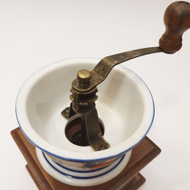 Macinino di caffè in legno con ciotola in ceramica