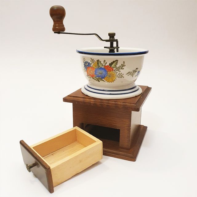 Macinino di caffè in legno con ciotola in ceramica