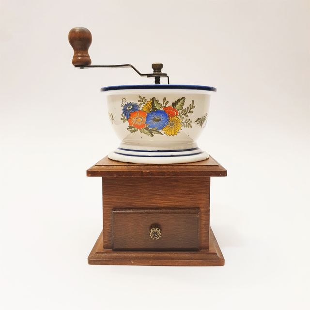 Macinino di caffè in legno con ciotola in ceramica