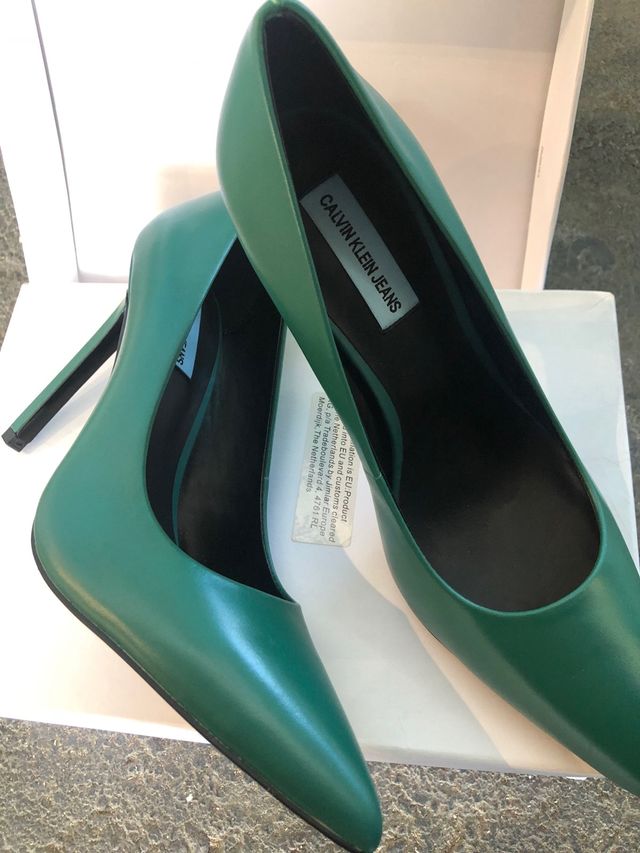Zapatos de tacón verde nuevo