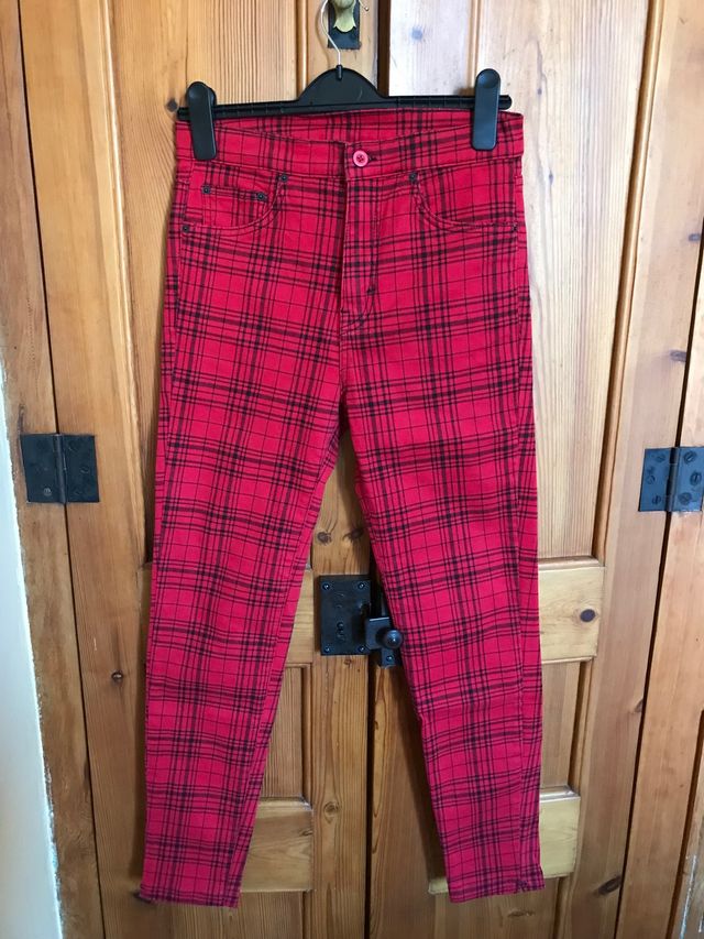 Tejanos de cuadros rojos y negros