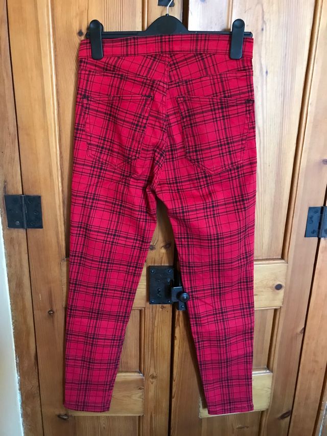 Tejanos de cuadros rojos y negros