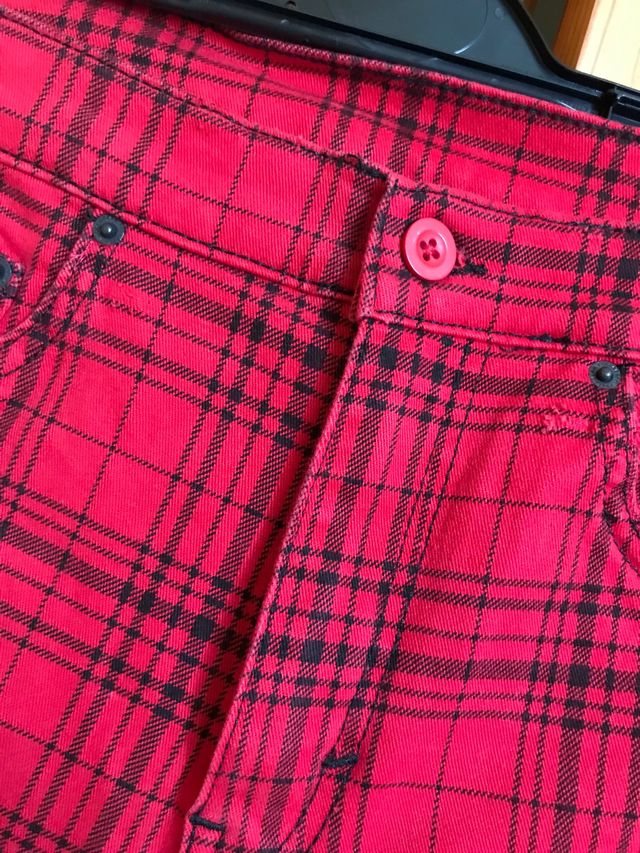 Tejanos de cuadros rojos y negros