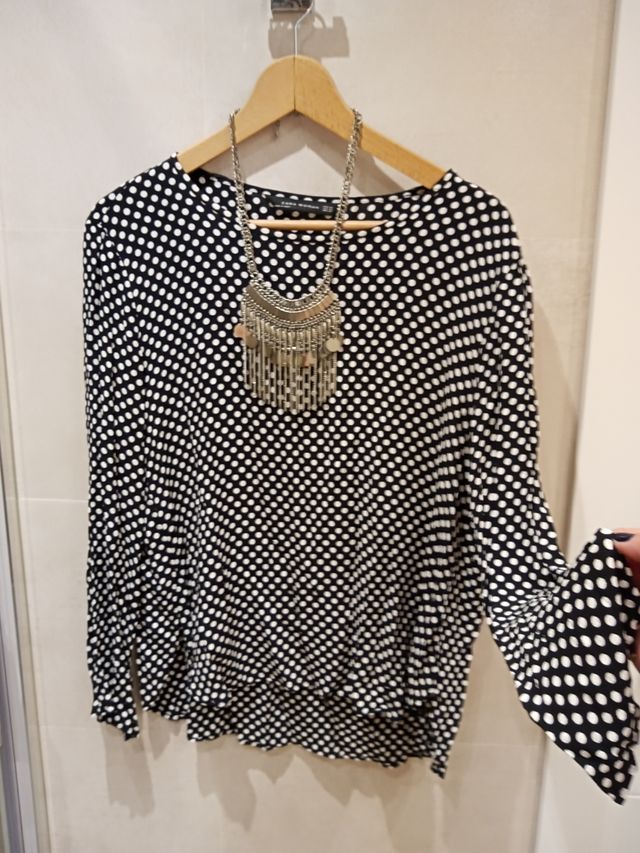 blusa lunares con complementos.
