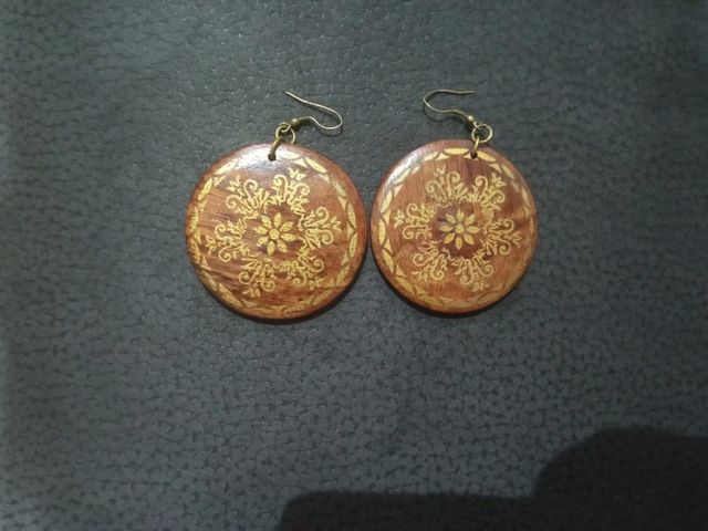 Pendientes de madera ligeros