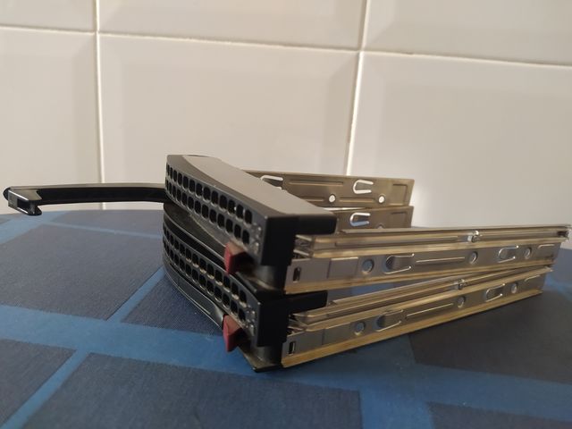 SSD 1,8 y HD de 3,5 SAS de servidor, y caddys