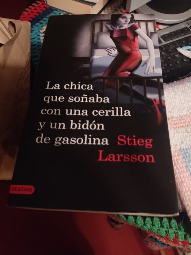 la chica que soñaba con un bidón de gasolina