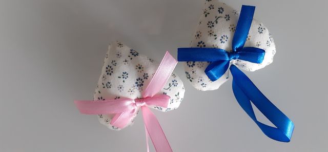 Shabby cuori a fiorellini con fiocco rosa e azzurr