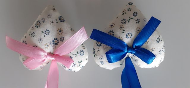 Shabby cuori a fiorellini con fiocco rosa e azzurr
